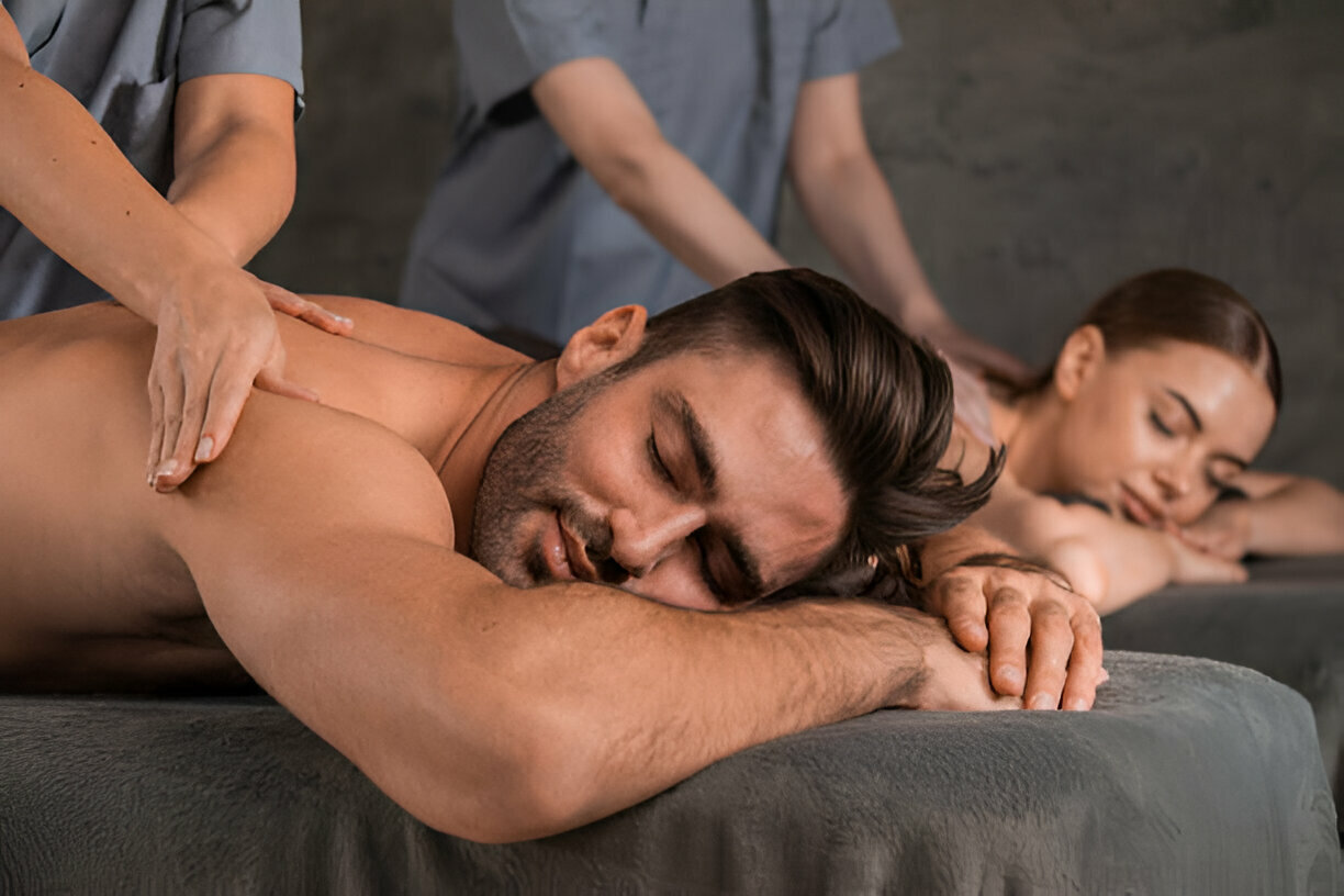 αλάρωση και μείωση του άγχους: Το μασάζ βοηθά στη μείωση του άγχους και της έντασης, προσφέροντας μια αίσθηση ηρεμίας και ευεξίας. Η κοινή εμπειρία ενισχύει την αίσθηση χαλάρωσης και μπορεί να μειώσει τις καθημερινές ανησυχίες.